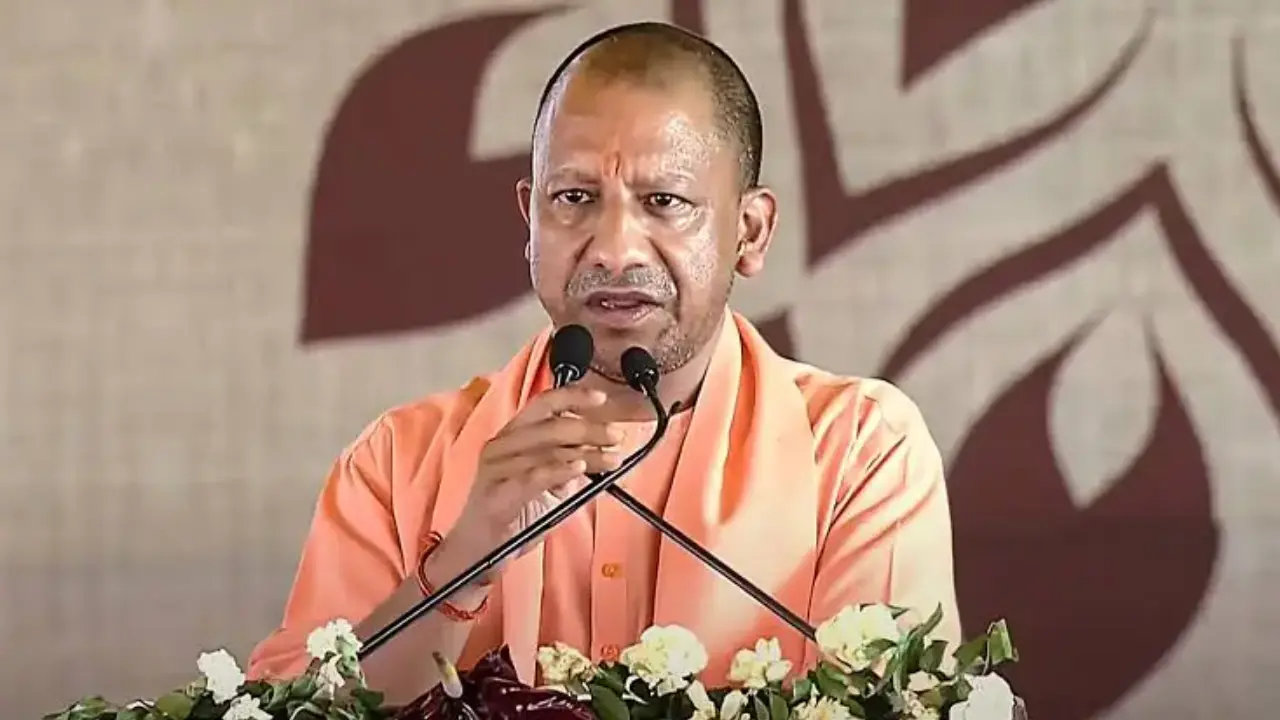 1 लाख विद्यार्थियों को CM Yogi ने दी Study Table