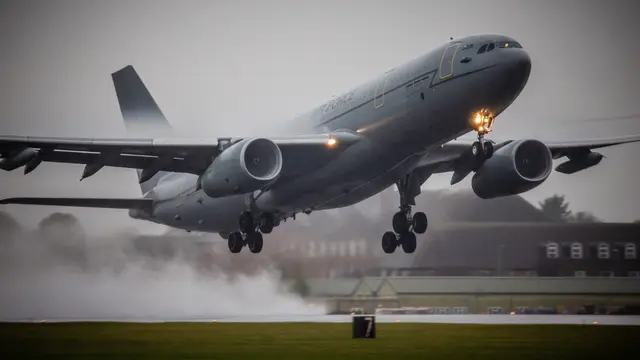 UK के RAF Fairford Airbase पर सिक्योरिटी अलर्ट, कई लोग हिरासत में लिए गए