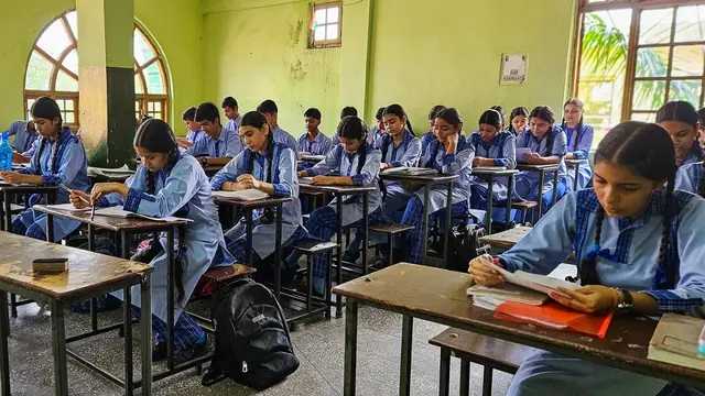 NCERT की नई किताब में मुगलों पर बड़ा दावा, सिख गुरुओं के साथ भेदभाव का जिक्र