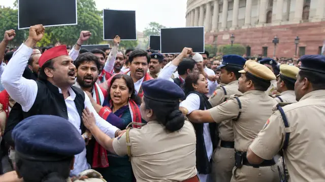 CEC Gyanesh Kumar के खिलाफ प्रदर्शन, SP सांसदों समेत कई नेताओं पर पुलिस कार्रवाई