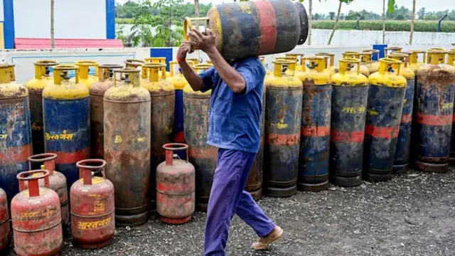 त्योहारों से पहले महंगा हुआ Commercial LPG, 62.50 रुपये बढ़े सिलेंडर के दाम