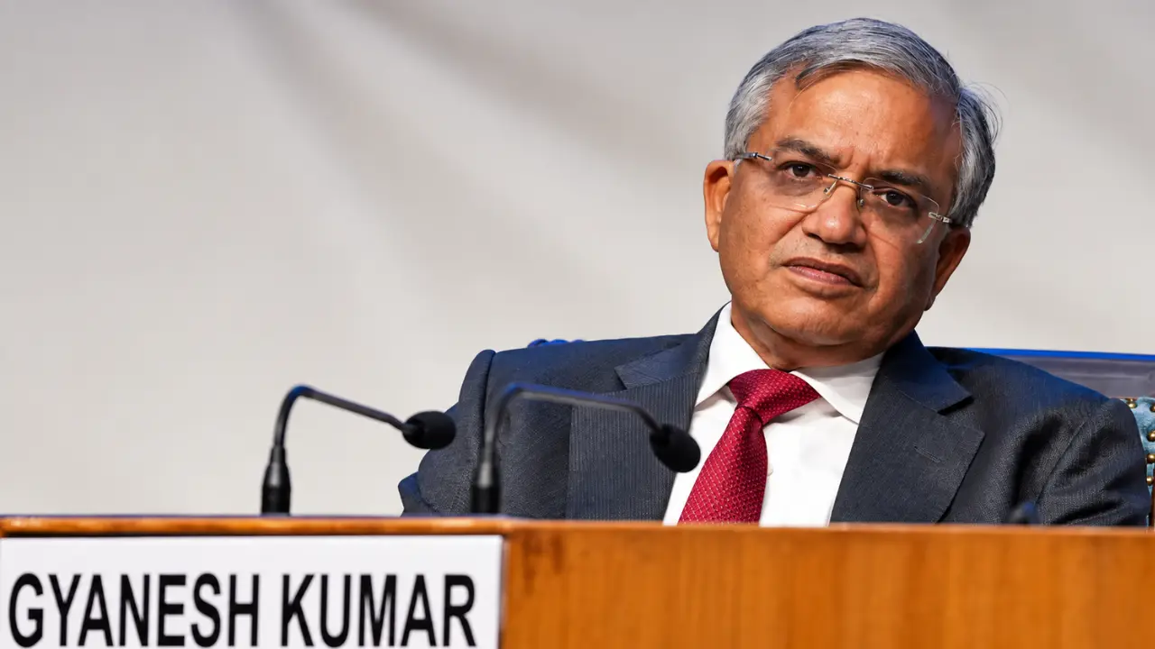SIR मामले में सुप्रीम कोर्ट का CEC ज्ञानेश कुमार को नोटिस, सस्पेंड करने से इनकार