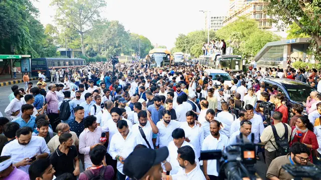 Jantar Mantar जा रहे INDIA Bloc सांसदों की बस रोकी गई, Manoj Jha ने लगाए आरोप