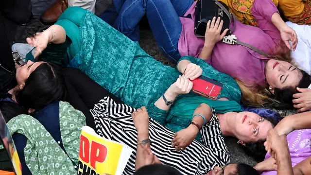 Jantar Mantar प्रोटेस्ट के दौरान Priyanka Gandhi सड़क पर लेटीं