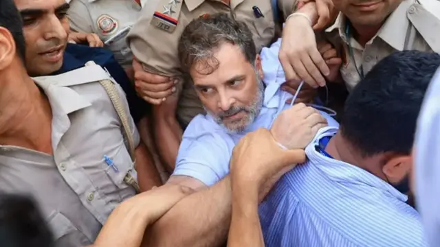 Rahul Gandhi को ले जा रही पुलिस बस का टायर पंचर, Congress कार्यकर्ताओं का हंगामा