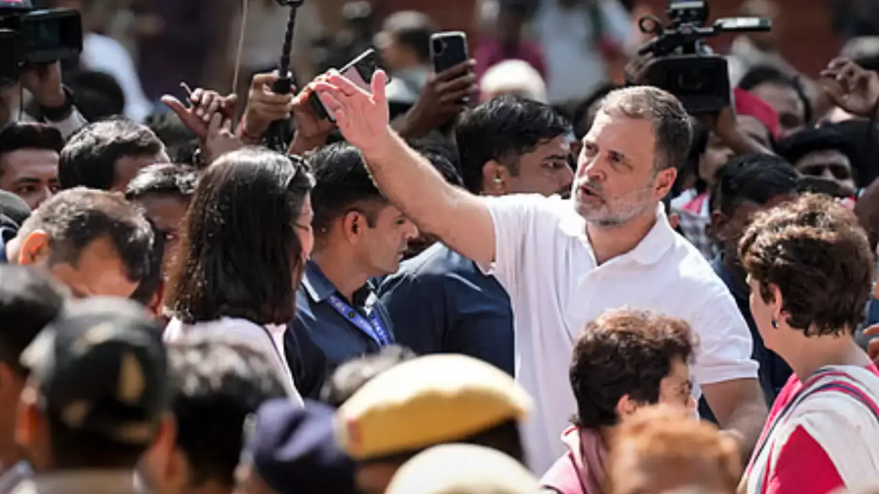 हिरासत के बाद Rahul Gandhi रिहा, Priyanka समेत कई सांसद अभी भी डिटेन
