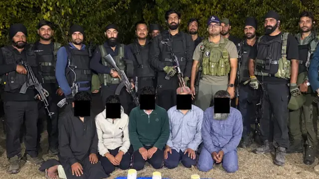 Jammu में 5 आतंकी मददगार गिरफ्तार, 2 पिस्तौल समेत हथियार-गोला बारूद बरामद