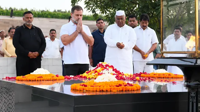INDIA Bloc नेताओं ने राजघाट पर दी Mahatma Gandhi को श्रद्धांजलि