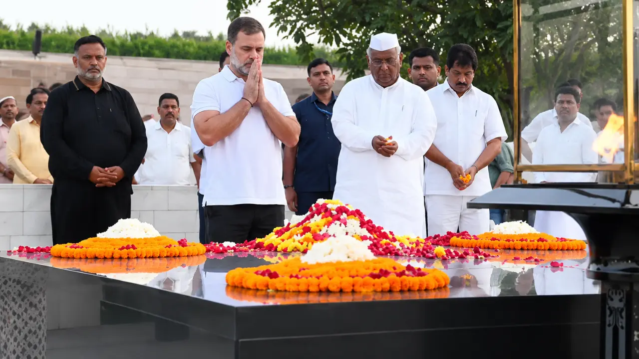 INDIA Bloc नेताओं ने राजघाट पर दी Mahatma Gandhi को श्रद्धांजलि