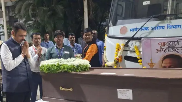 Nana Patekar के अंतिम दर्शन के लिए पहुंचे CM Devendra Fadnavis
