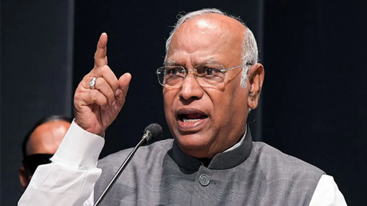 Delhi में Metro-Train बंद होते ही भड़के Kharge, बोले- ‘सरकार डर गई है’