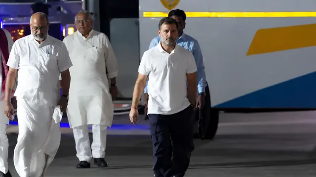 राष्ट्रपति भवन के लिए निकले Rahul Gandhi, विपक्ष ने निकाला ‘लोकतंत्र बचाओ’ मार्च