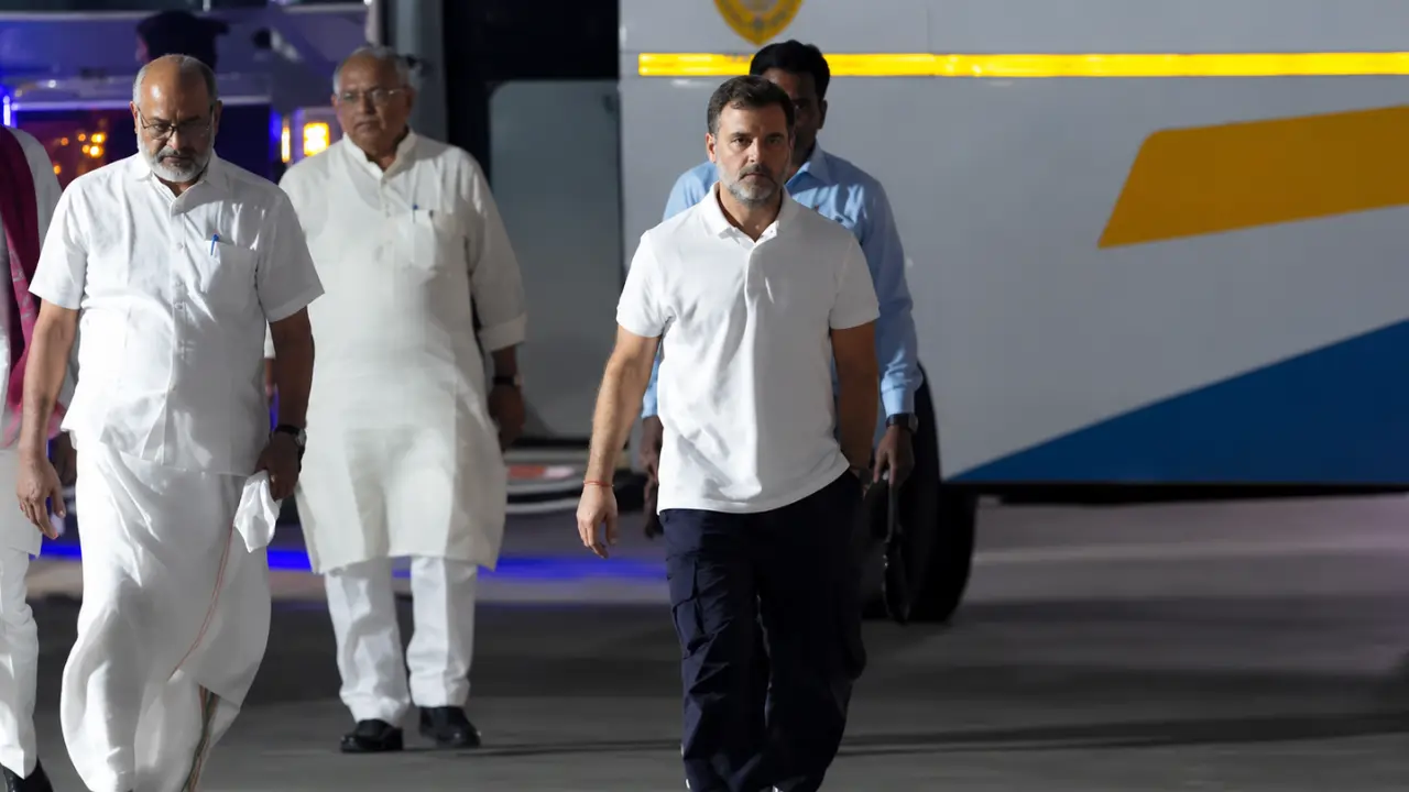 राष्ट्रपति भवन के लिए निकले Rahul Gandhi, विपक्ष ने निकाला ‘लोकतंत्र बचाओ’ मार्च