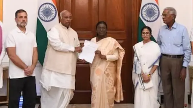 ‘वोट चोरी बड़े पैमाने पर’, INDIA Bloc ने राष्ट्रपति को सौंपा 4 सूत्री ज्ञापन