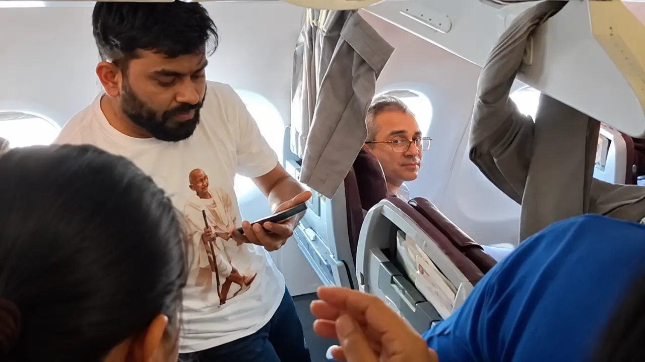 अभिजीत की फ्लाइट दिल्ली पहुंचते ही प्लेन में घुंसी पुलिस, बोले- ‘गिरफ्तार कर लो’