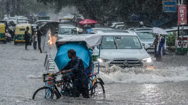 दिल्ली-NCR में बारिश से मौसम हुआ ठंडा, कई इलाकों में भरा पानी