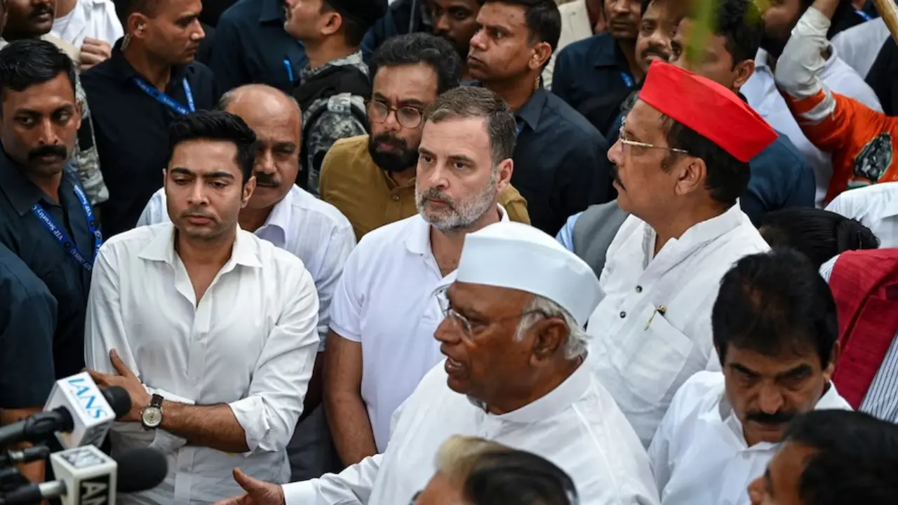 दिल्ली में INDIA गठबंधन का सुप्रीम कोर्ट मार्च शुरू, सुरक्षा व्यवस्था कई गई कड़ी