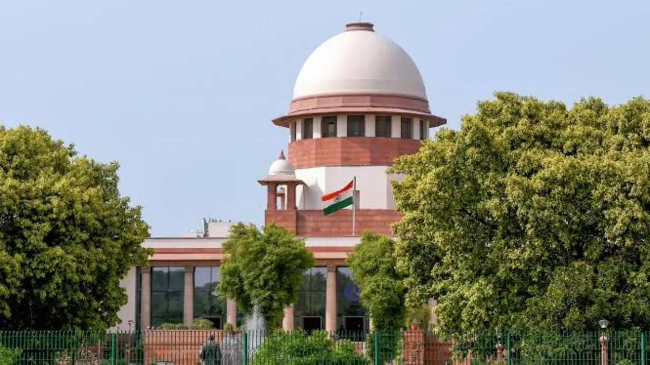 पटाखों पर बैन को लेकर सुप्रीम कोर्ट का रुख, कहा- धार्मिक भावनाओं का रखेंगे ध्यान
