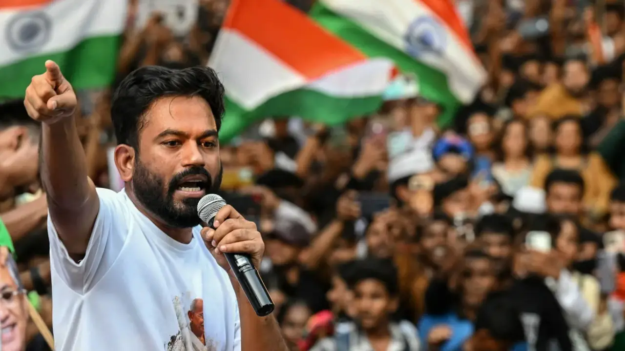‘तिरंगा फहराना कब से अपराध हो गया?’, साथियों की हिरासत पर बोले- अभिजीत दीपके