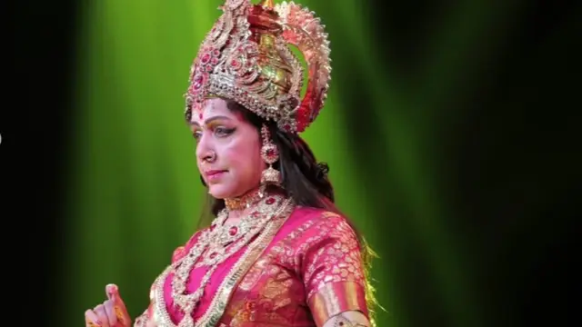 77 की उम्र में Hema Malini बनीं मां पार्वती, ‘दुर्गा’ परफॉर्मेंस ने जीता दिल