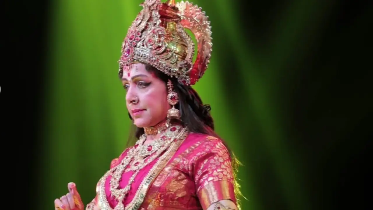 77 की उम्र में Hema Malini बनीं मां पार्वती, ‘दुर्गा’ परफॉर्मेंस ने जीता दिल