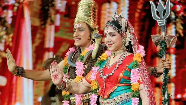 77 की उम्र में मां दुर्गा बनीं ड्रिम गर्ल हेमा मालिनी, मंच पर दी डांस प्रस्तुति