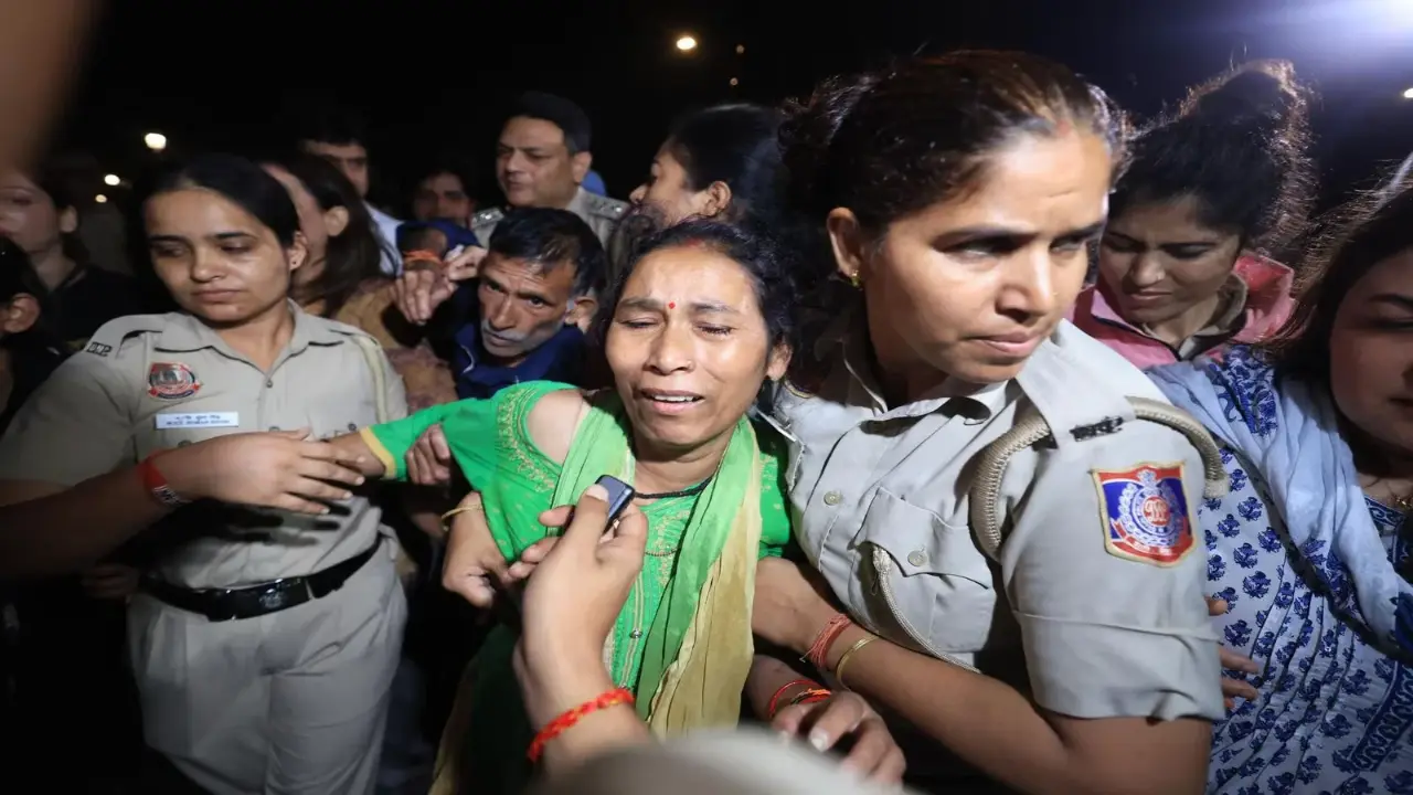 अंकिता को न्याय दिलाने पहुंचे माता-पिता, दिल्ली पुलिस ने हिरासत में लिया