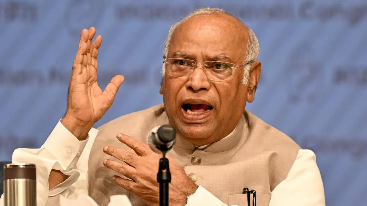 ‘मोदी सरकार की कायरता की हद’, अंकिता के माता-पिता की हिरासत पर भड़के खड़गे
