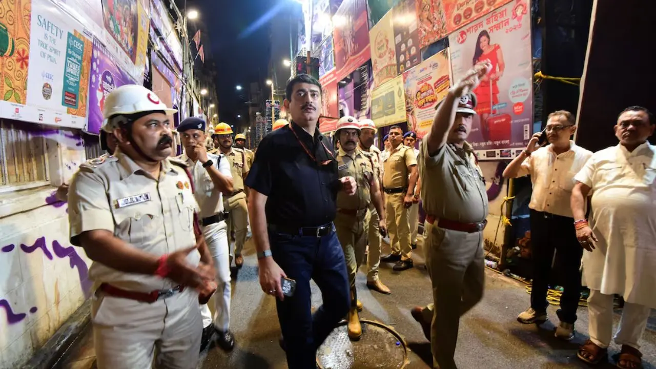 बारिश, भीड़ और गलत घोषणा, Kolkata में दुर्गा पूजा पंडाल में क्यों मची भगदड़?