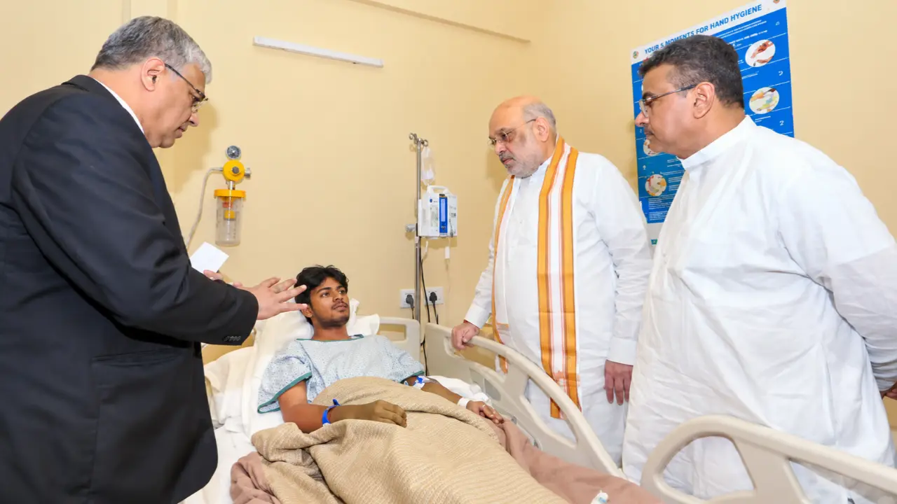 कोलकाता भगदड़ के घायलों से मिले अमित शाह, डॉक्टरों से लिया सेहत का अपडेट