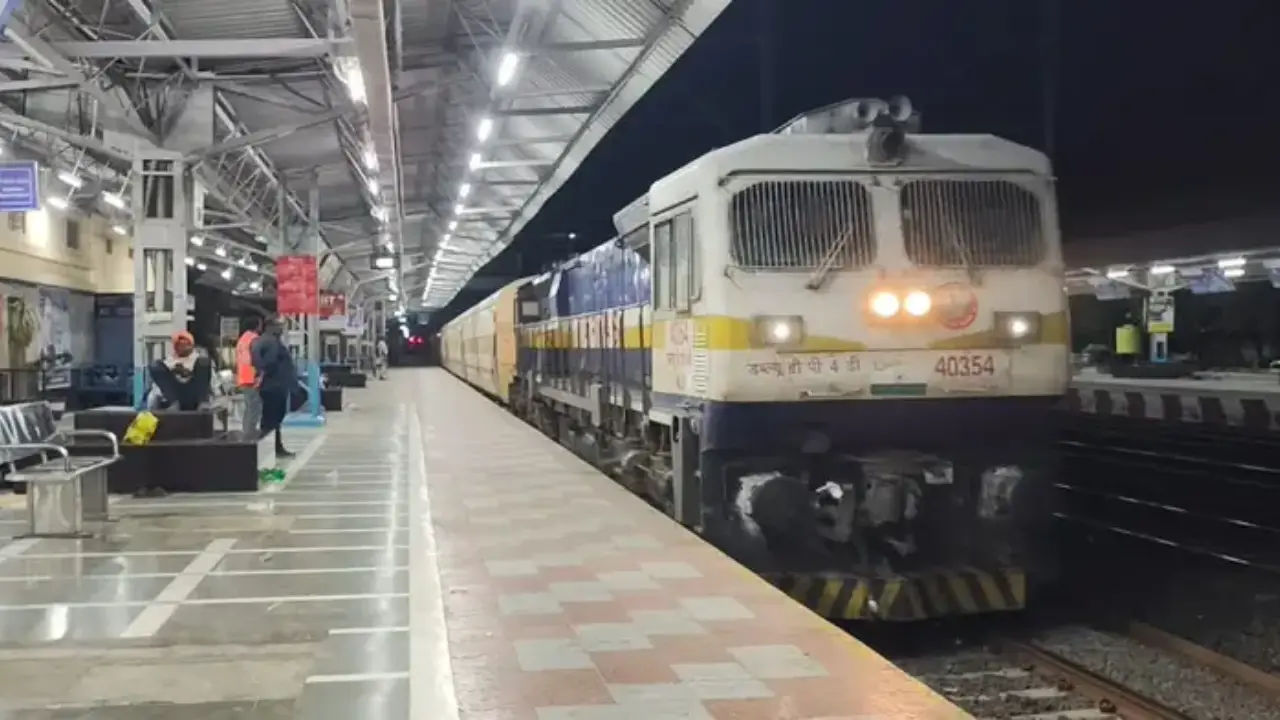 ट्रेन में तेज आवाज में फोन चलाने पर हो सकती है जेल, जानें क्या है नियम