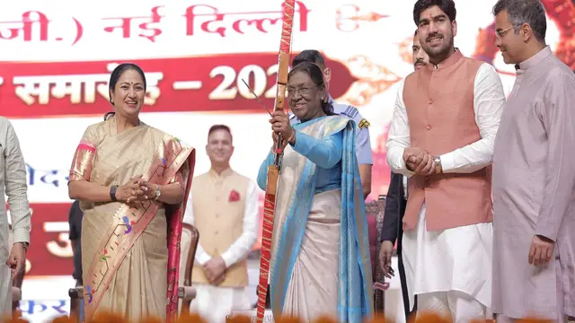Dussehra समारोह में पहुंचीं CM Rekha Gupta, बोलीं- सत्य की हमेशा जीत होती है