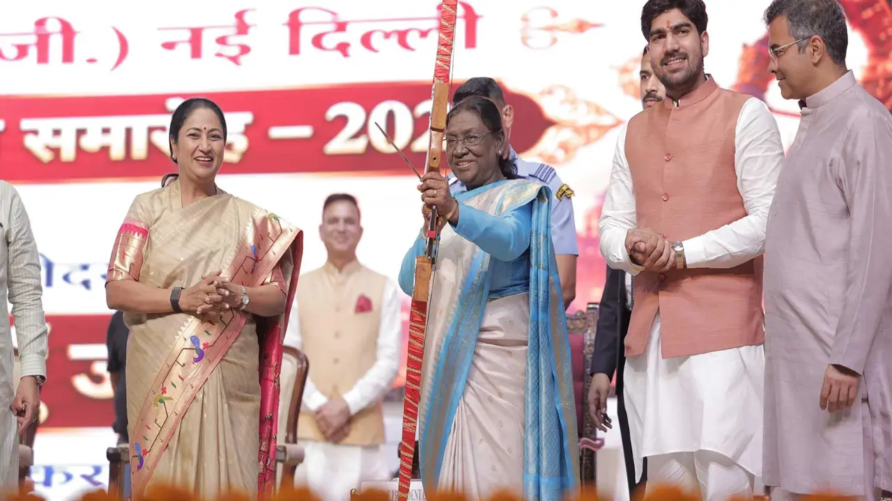 Dussehra समारोह में पहुंचीं CM Rekha Gupta, बोलीं- सत्य की हमेशा जीत होती है