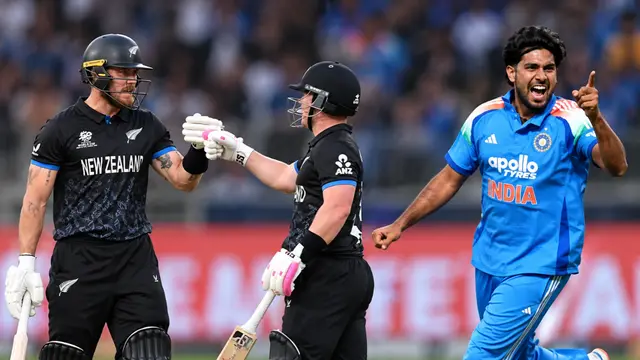 New Zealand को लगे 2 झटके, Mayank और Axar ने दोनों ओपनर्स को किया आउट