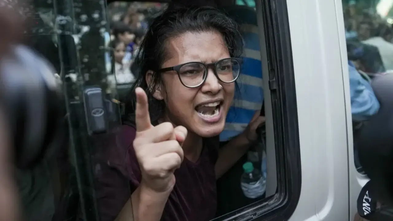 AISA अध्यक्ष नेहा बोरा पहुंचीं SEM Court, Delhi Police ने सौंपे दस्तावेज