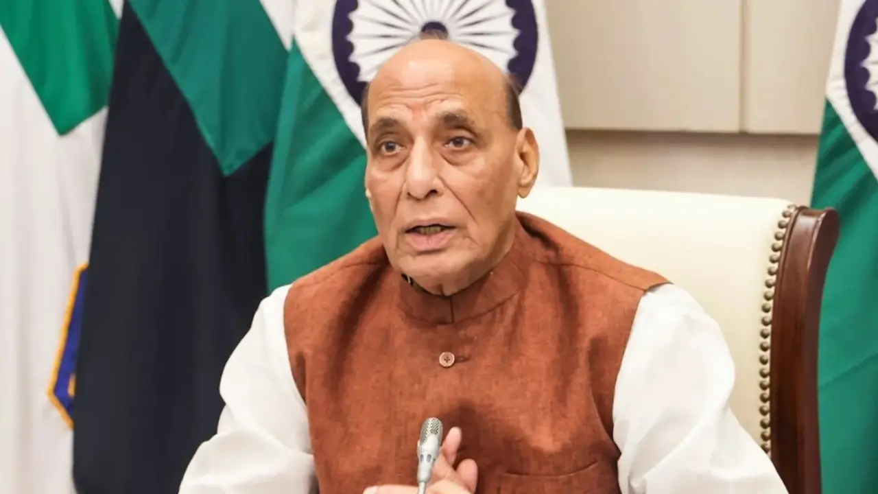 ‘मैं स्तब्ध और आहत हूं’, Kharge की टिप्पणी पर Rajnath Singh का पलटवार