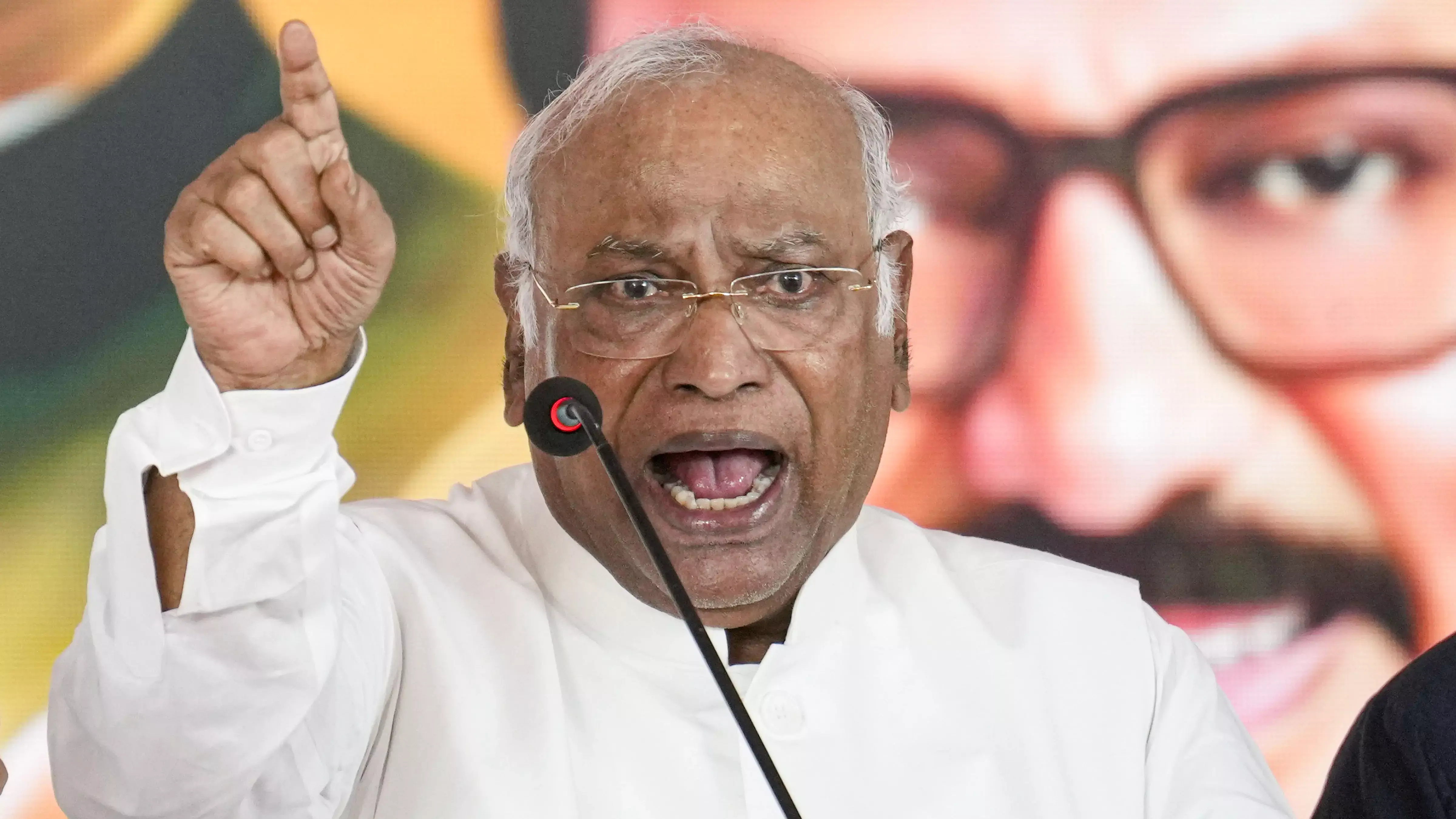 ‘कौन 30 साल तक जिंदा रहेगा?’ Shah के बयान पर Kharge का पलटवार