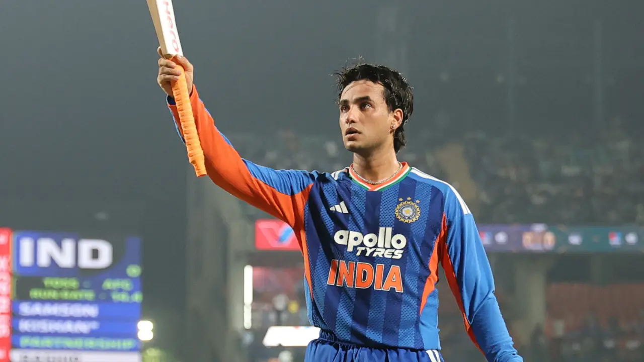 IND vs NZ: Abhishek Sharma ने 35 गेंदों में शतक जड़कर रचा इतिहास, लगाए 10 छक्के