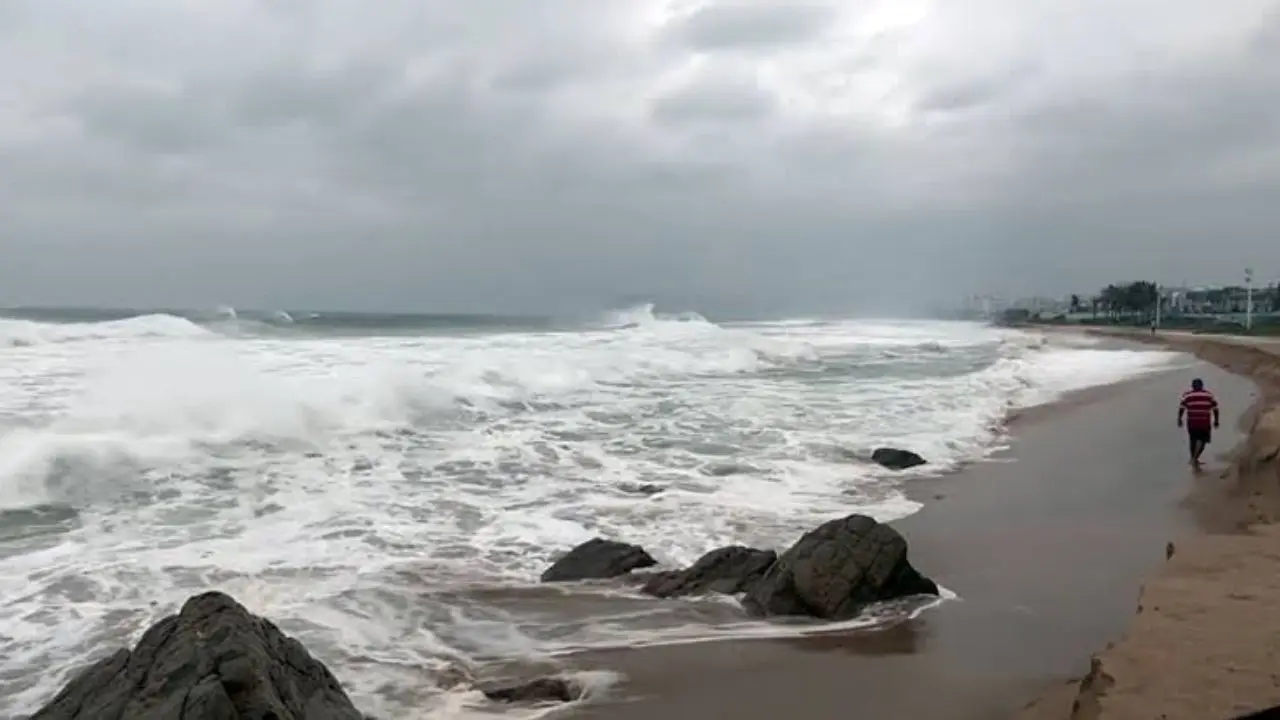 आंध्र प्रदेश में Cyclone Arnab का डर, देर रात टकराने का खतरा, Flights कैंसिल