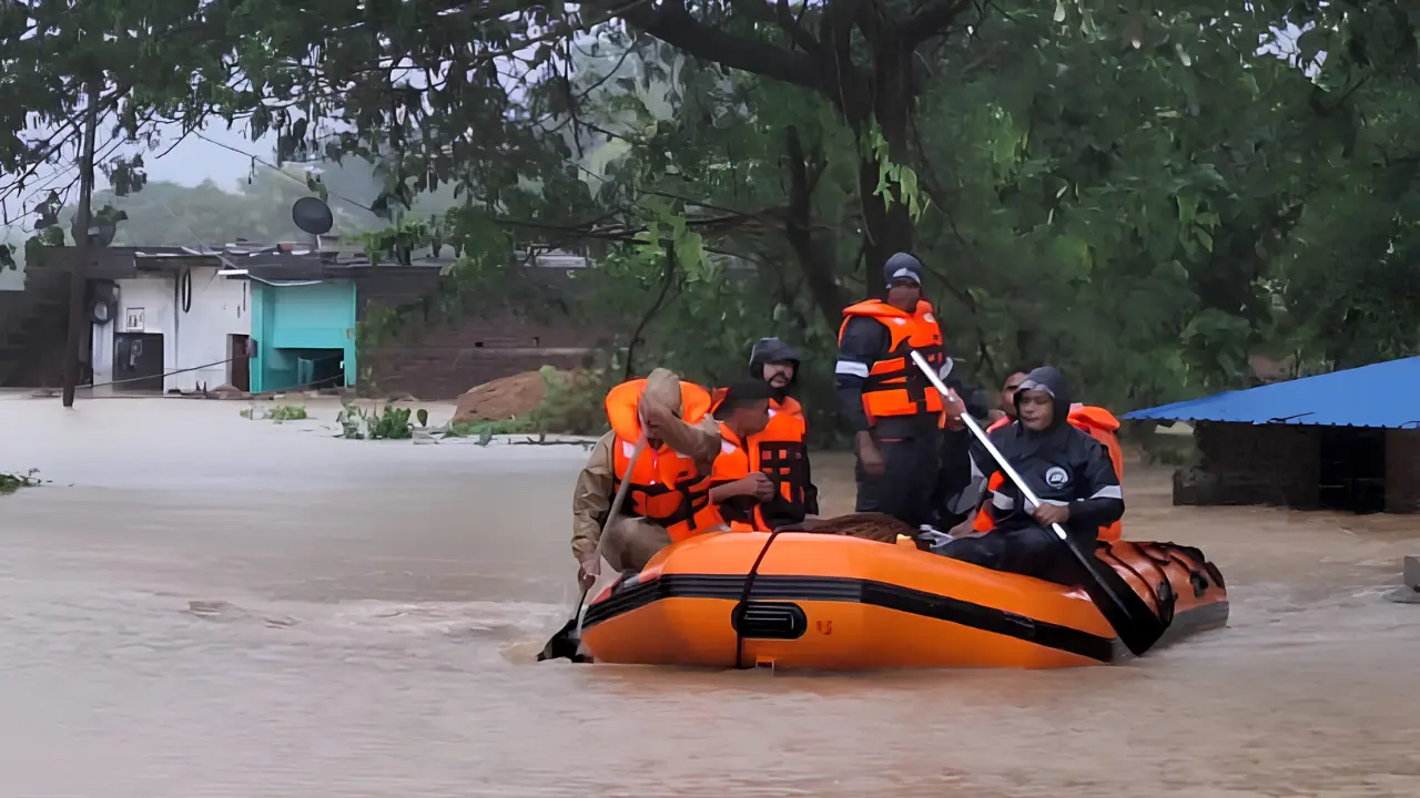 Cyclone Arnab से Odisha में बाढ़, 2,000 से ज्यादा लोग फंसे, 22 ट्रेनें रद्द