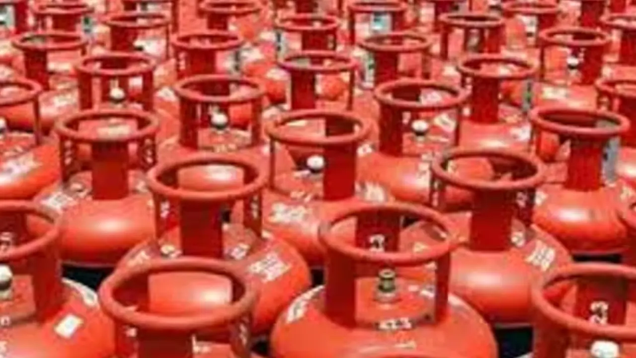 LPG Price Hike: എൽപിജി സിലിണ്ടറിന് പുതിയ സെസ് വരുന്നു? വിലക്കയറ്റത്തിനിടെ ഉപഭോക്താക്കൾക്ക് വീണ്ടും ഇരുട്ടടി? വിശദ വിവരങ്ങൾ അറിയാം