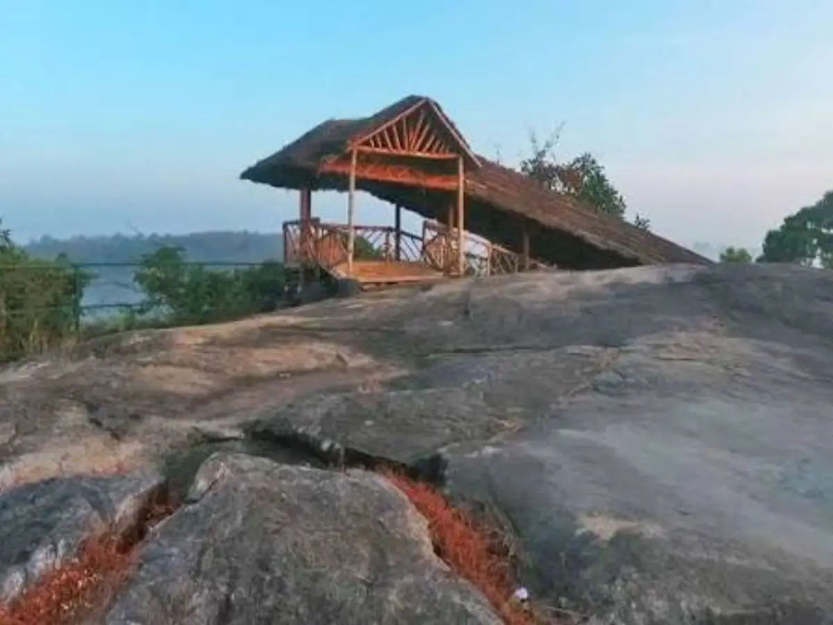 Madavoorpara Cave Temple: തിരുവനന്തപുരത്തെ ഒരു ഹിഡൻ വൈബ് സ്പോട്ട്..! ചരിത്രം ഉറങ്ങും മടവൂർപ്പാറയിലേക്ക് ഒരു ട്രിപ്പ് ആയാലോ?