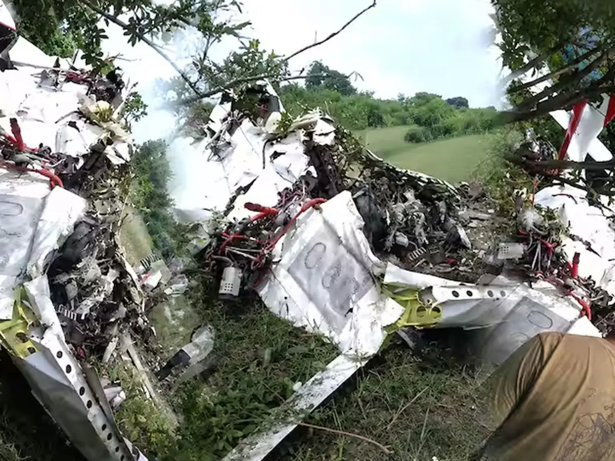 Kanupur Aircraft Crash: പരിശീലനത്തിനിടെ വിമാനം വയലിൽ ഇടിച്ചിറങ്ങി തകർന് 2 പേർക്ക് ദാരുണാന്ത്യം