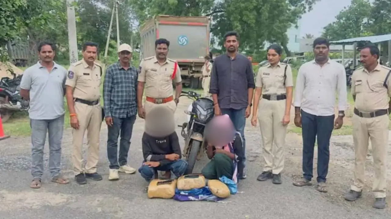 Ganja Seized: കാമുകിക്ക് ഐഫോൺ വാങ്ങാൻ ലഹരികടത്ത്; 12 കിലോ കഞ്ചാവുമായി കമിതാക്കൾ പിടിയിൽ