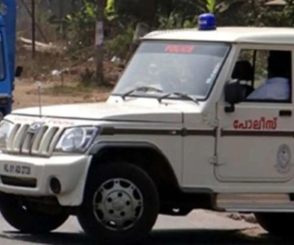 Kerala Police: പുതുക്കാട് പോലീസ് സ്റ്റേഷനിലെ ഉദ്യോഗസ്ഥർക്ക് സസ്പെൻഷൻ; പോലീസ് ജീപ്പിടിച്ച് പരിക്കേറ്റവരെ ആശുപത്രിയിൽ എത്തിച്ചില്ല