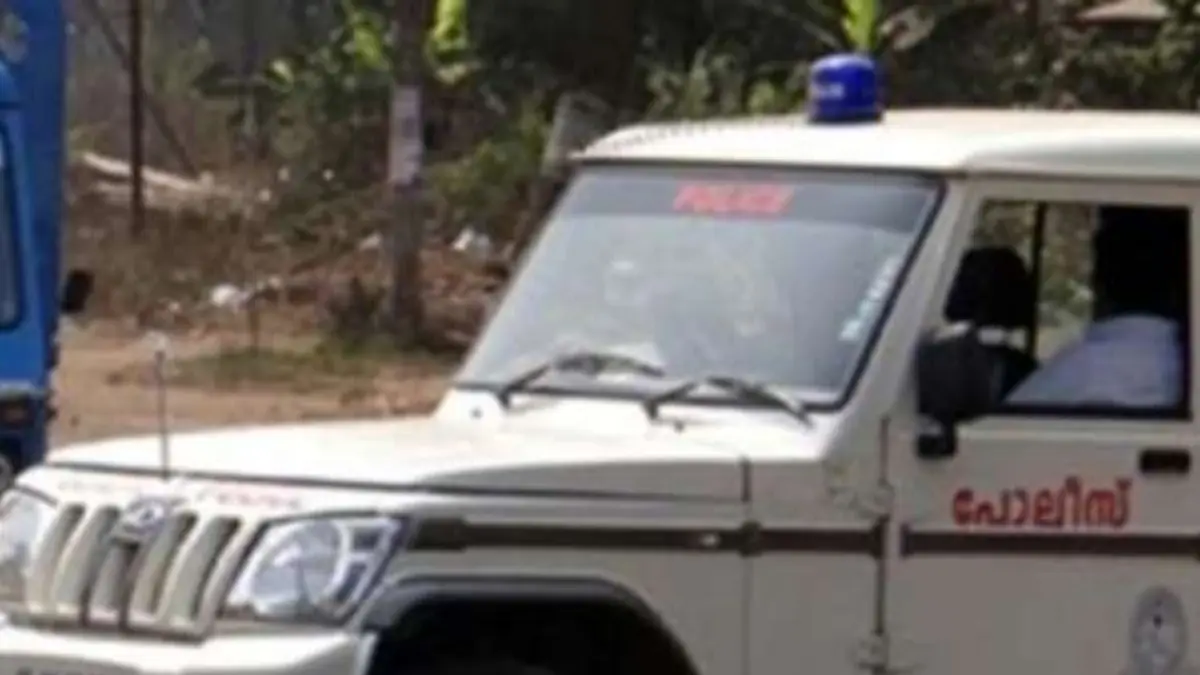 Kerala Police: പുതുക്കാട് പോലീസ് സ്റ്റേഷനിലെ ഉദ്യോഗസ്ഥർക്ക് സസ്പെൻഷൻ; പോലീസ് ജീപ്പിടിച്ച് പരിക്കേറ്റവരെ ആശുപത്രിയിൽ എത്തിച്ചില്ല
