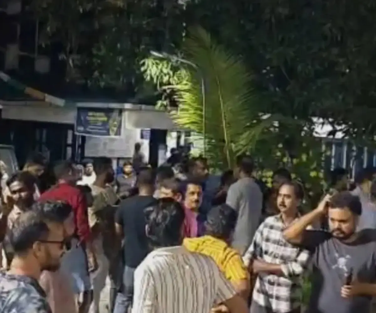 Kerala Power Cut: അപ്രഖ്യാപിത പവർ കട്ടിൽ വലഞ്ഞ് ജനം; രാത്രിയിൽ വൈറ്റില കെഎസ്ഇബി ഓഫീസ് ഉപരോധിച്ച് നാട്ടുകാർ