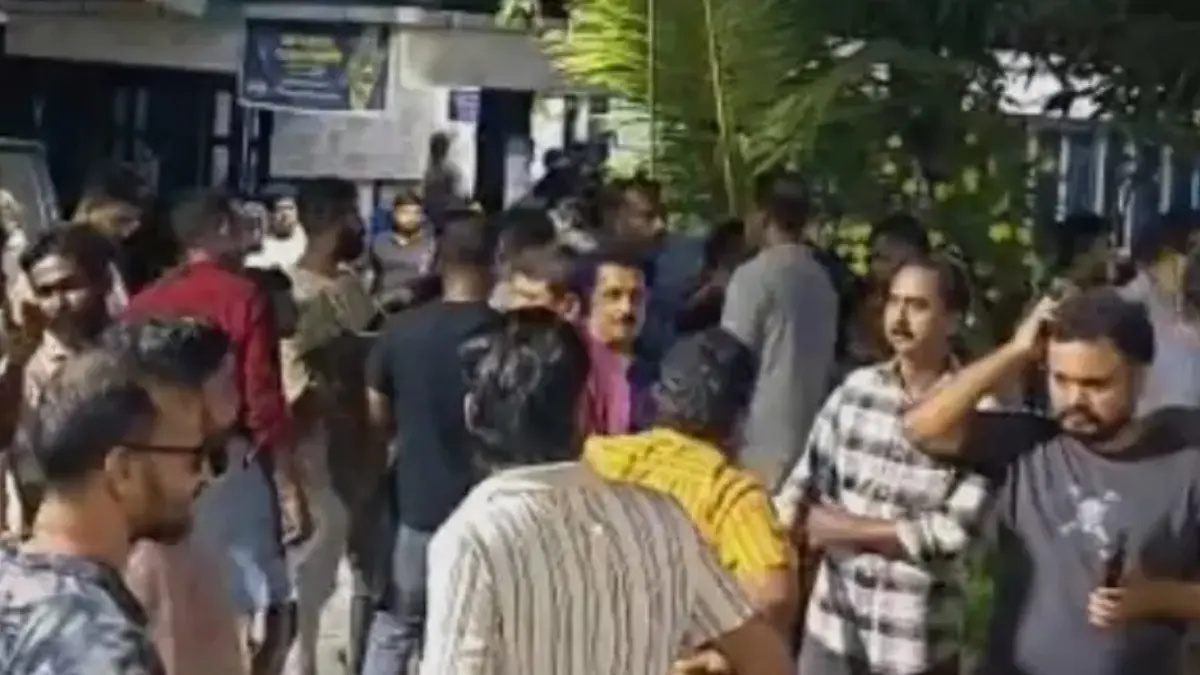Kerala Power Cut: അപ്രഖ്യാപിത പവർ കട്ടിൽ വലഞ്ഞ് ജനം; രാത്രിയിൽ വൈറ്റില കെഎസ്ഇബി ഓഫീസ് ഉപരോധിച്ച് നാട്ടുകാർ