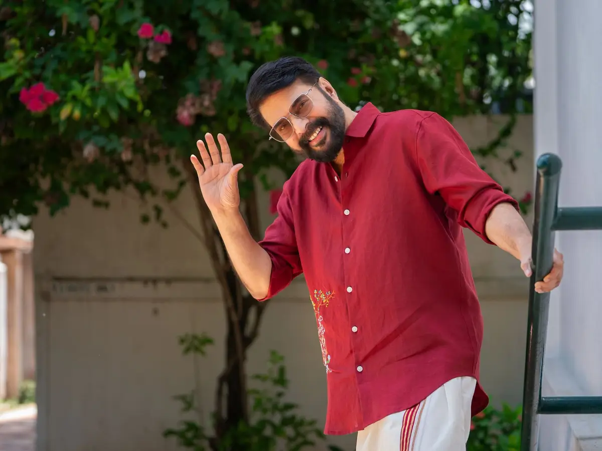 മെഗാസ്റ്റാർ മമ്മൂട്ടിയുടെ 75-ാം പിറന്നാൽ മലയാളികള് മാത്രമല്ല ആഘോഷിക്കുന്നത് ലോകമെമ്പാടുമുള്ള അദ്ദേഹത്തിന്റെ ആരാധകരാണ്. എതെല്ലാം ഭാഷയില് അദ്ദേഹം അഭിനയിച്ചിട്ടുണ്ടോ അവിടെയെല്ലാം അദ്ദേഹത്തിന് ആരാധകരുണ്ട്. മാസ് ഹിറോയായും, ആക്ഷന് താരമായും, വില്ലനായും കൂടെ റൊമാന്റിക് വേഷങ്ങളിലും ആരാധകര് മമ്മൂട്ടിയെ കണ്ടിട്ടുണ്ട്. മമ്മൂട്ടിയുടെ എക്കാലത്തെയും മികച്ച പ്രണയചിത്രങ്ങളിലേക്കും റൊമാന്റിക് വേഷങ്ങളും ഒന്ന് തിരിഞ്ഞുനോക്കാം.