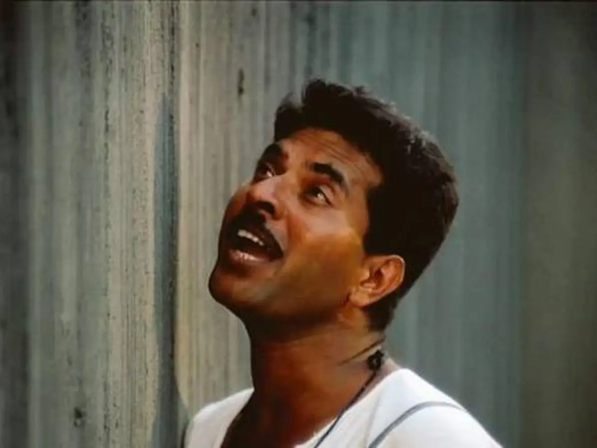 മമ്മൂട്ടിക്ക് മികച്ച നടനുള്ള ആദ്യ ദേശീയ അവാര്ഡ് ലഭിച്ചത് ഒരു വടക്കന് വീരഗാഥയിലെയും മതിലുകളിലെയും വേഷങ്ങള്ക്കാണ്. അടൂർ ഗോപാലകൃഷ്ണൻ രചനയും സംവിധാനവും നിർവ്വഹിച്ച 'മതിലുകൾ' വൈക്കം മുഹമ്മദ് ബഷീറിന്റെ ഇതേ പേരിലുള്ള നോവലിനെ അടിസ്ഥാനമാക്കി ചിത്രീകരിച്ചതാണ്. വലിയ ജയിൽമതിലിനപ്പുറമുള്ള കാണപ്പെടാത്ത മറ്റൊരു തടവുകാരിയുമായുള്ള പ്രണയമാണ് ചിത്രത്തിന്റെ പ്രമേയം. കഥാപാത്രം തന്റെ സ്വാതന്ത്ര്യത്തെ എങ്ങനെ നോക്കിക്കാണുന്നു എന്ന് വളരെ മനോഹരമായി മാറ്റിയെഴുതുന്ന വികാരനിർഭരമായ ഒരു ക്ലൈമാക്സോടെയാണ് ചിത്രം അവസാനിക്കുന്നത്.